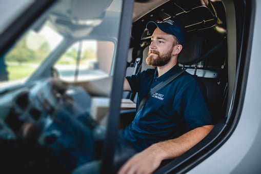 homme dans une camionnette