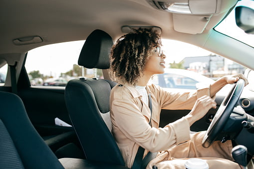 vrouw aan het stuur in auto